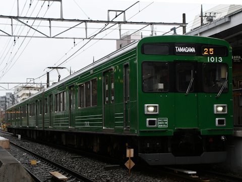 緑の電車ラッピング装飾電車運行開始の画像