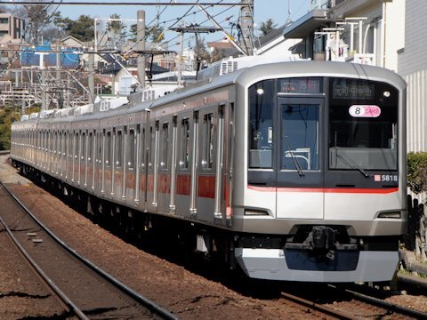 東横線8両編成に8CARSステッカー取り付けの画像