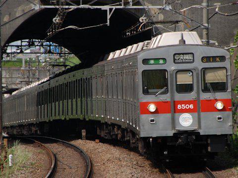 田園都市線開通50周年記念電車の画像