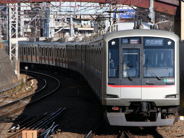 田園都市線5000系 行き先表示機と運行番号表示機が白色表示に変更の画像