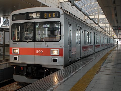 東京メトロ日比谷線の東横線直通電車の画像