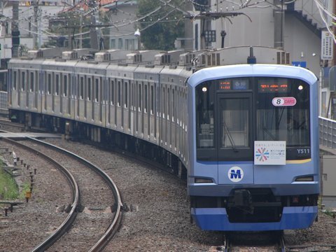 東アジア文化都市2014横浜/ヨコハマトリエンナーレ2014 ヘッドマーク取り付けの画像